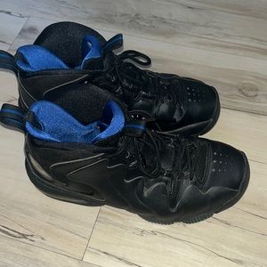 Black and blue Sneaker